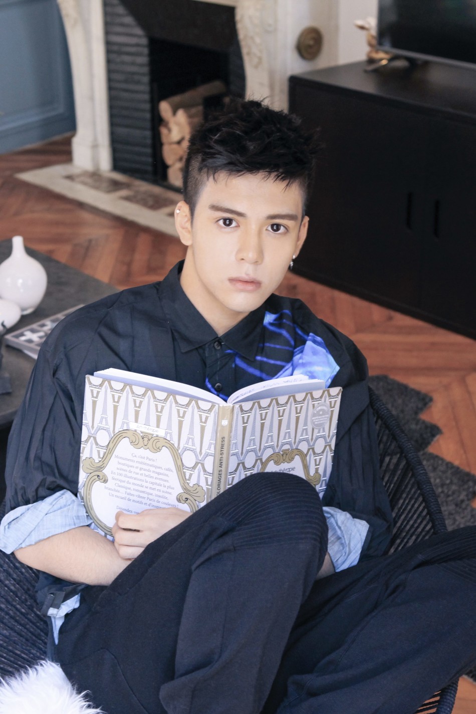 曾舜晞巴黎写真曝光 头戴皇冠俨如黑色骑士