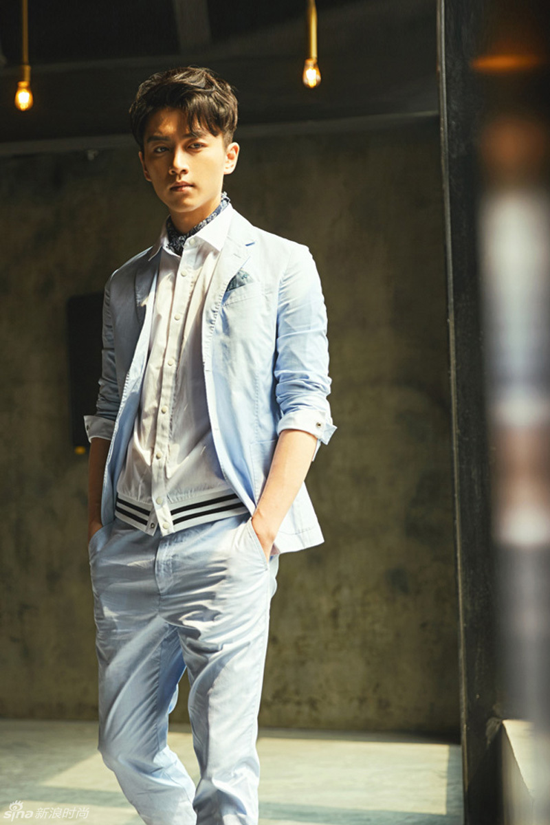 陈晓初夏街拍复古look 白衬衫彰显休闲男神范儿