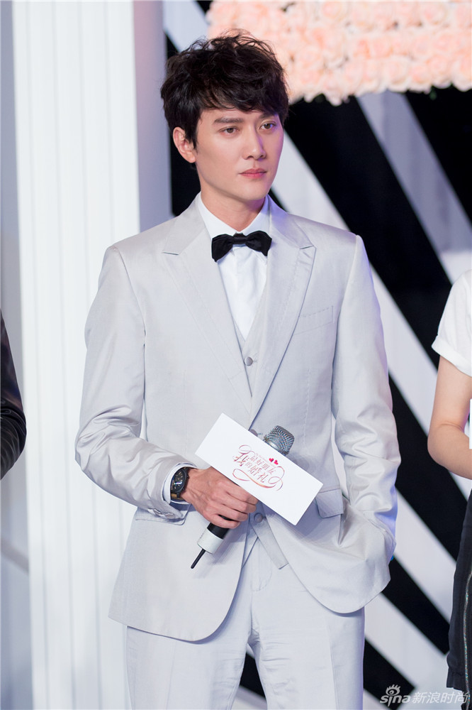 冯绍峰浪漫白西装造型 亮相电影发布会