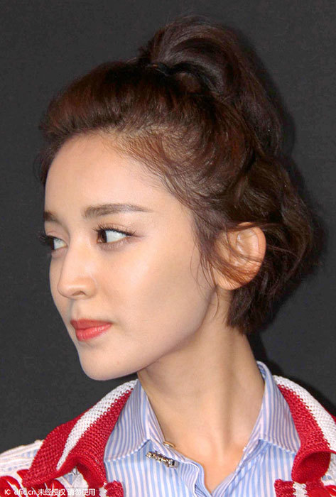 了短发,整个人洋气了不少,前段时间出席时尚活动时,她也扎起了半马尾