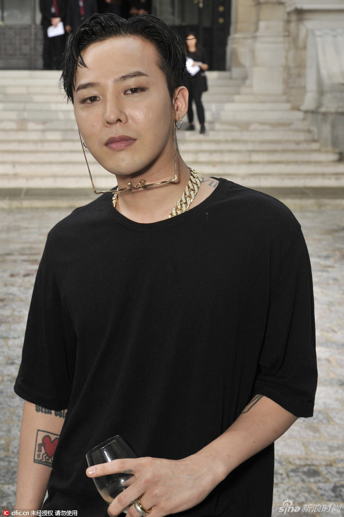 权志龙亮相男装周 黑t配皮裤酷到骨子里