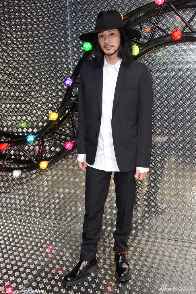 日本男星小田切让助阵dior homme巴黎发布会