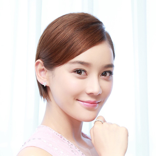 丸子头嫩唇色 袁姗姗的减龄高招真不少!