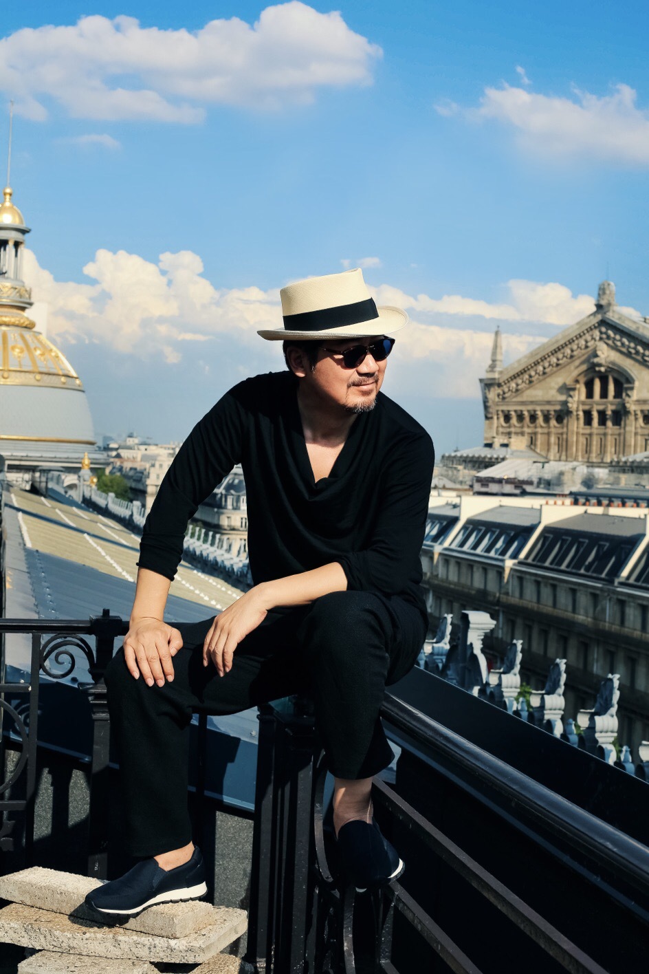 张国立曝巴黎霸气写真 西装长袍演绎一代宗师