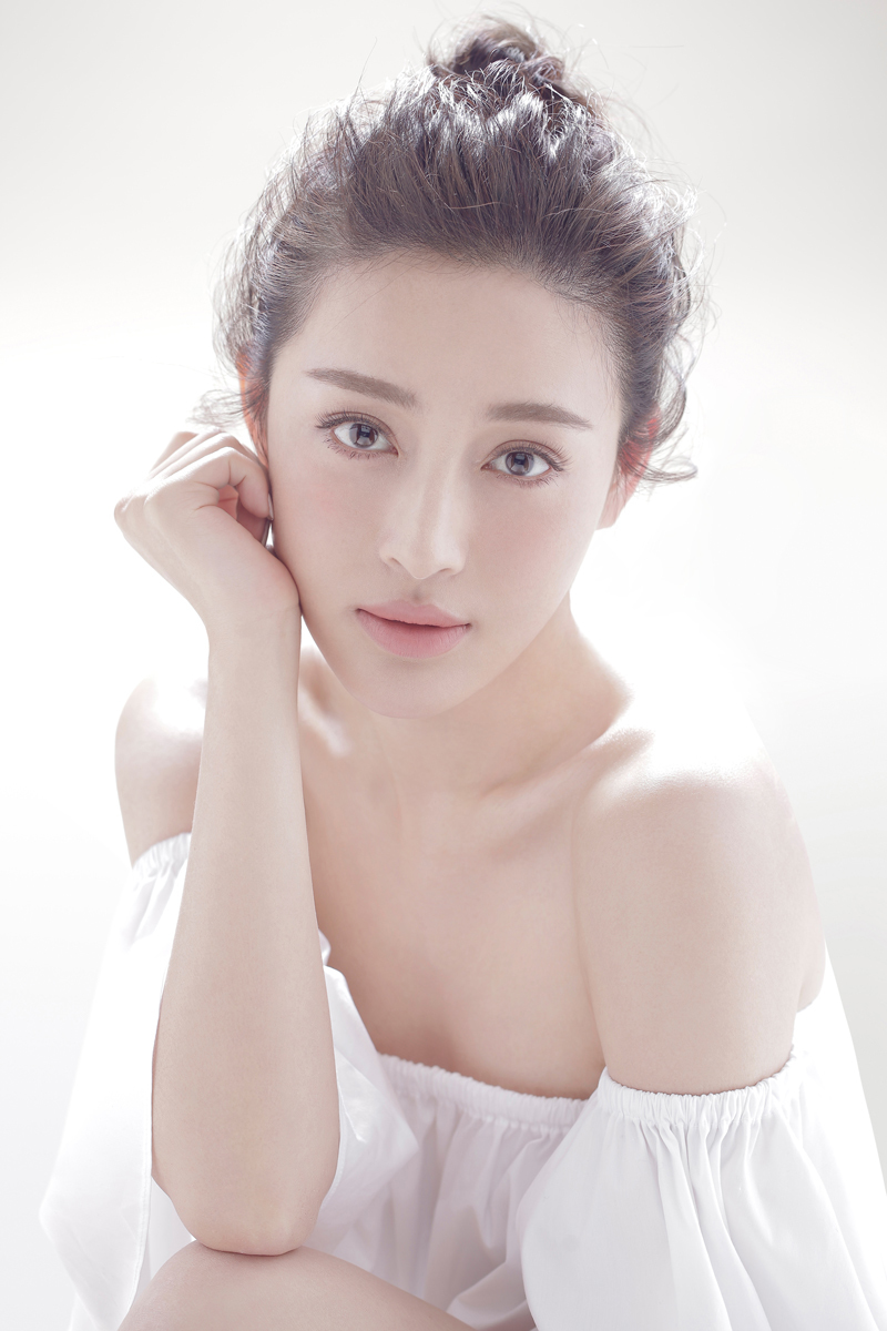 甘婷婷裸妆拍写真 男友衬衫现"锁骨杀"