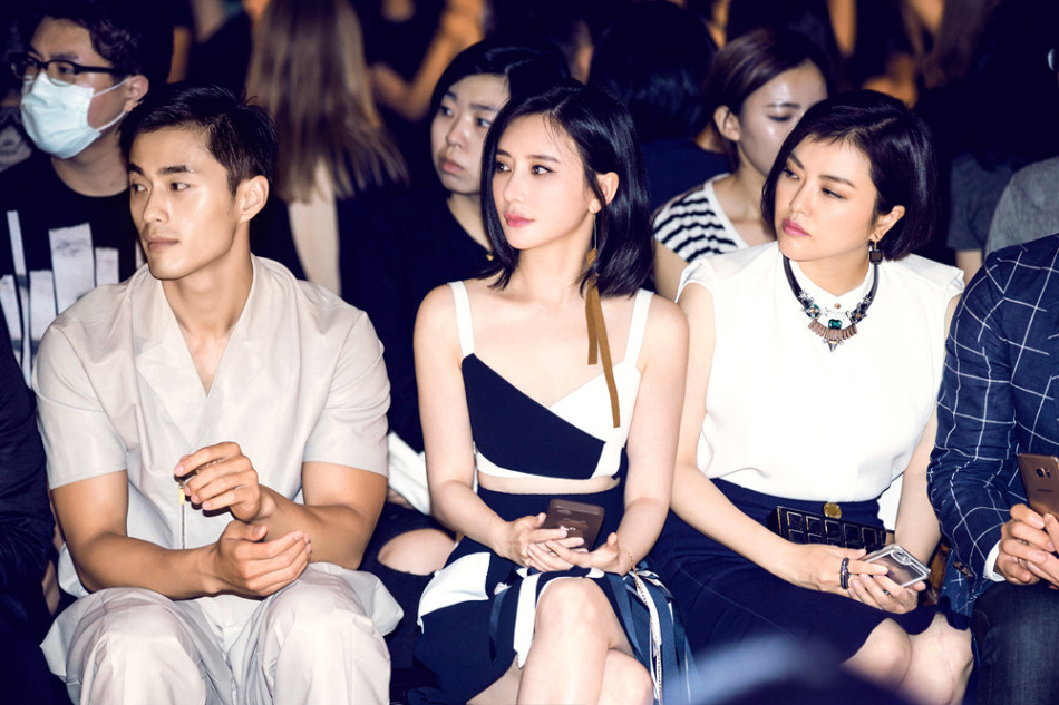 熊乃瑾亮相时装秀 清新混搭性感别具风味