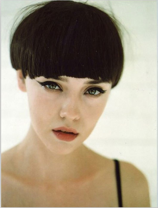 当然,即使不染头发,纯黑的发色也能轻松hold住西瓜头,五官线条分明的