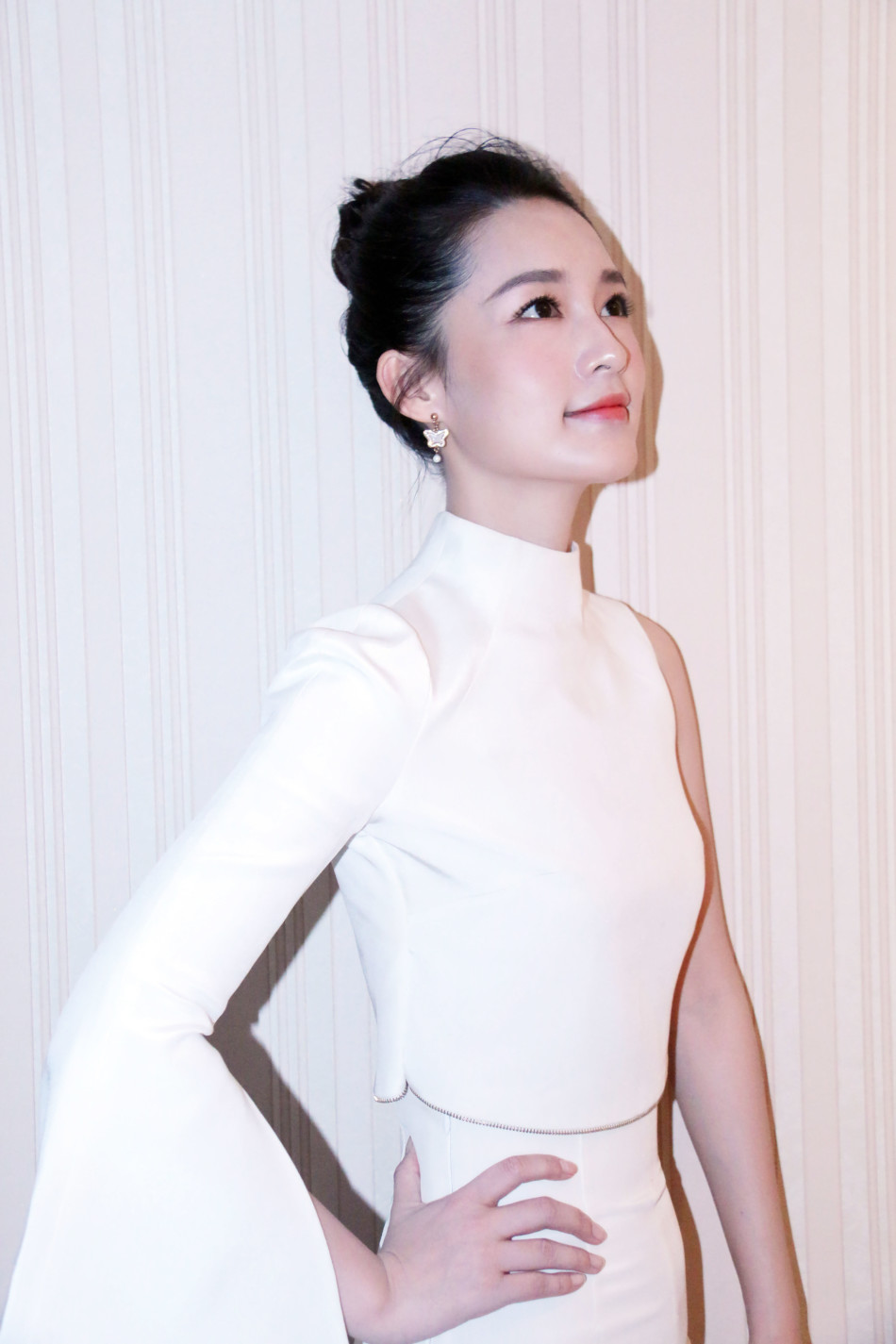 李沁白色分身裤出席活动 俏丽优雅上演腿玩年_高清图集_新浪网