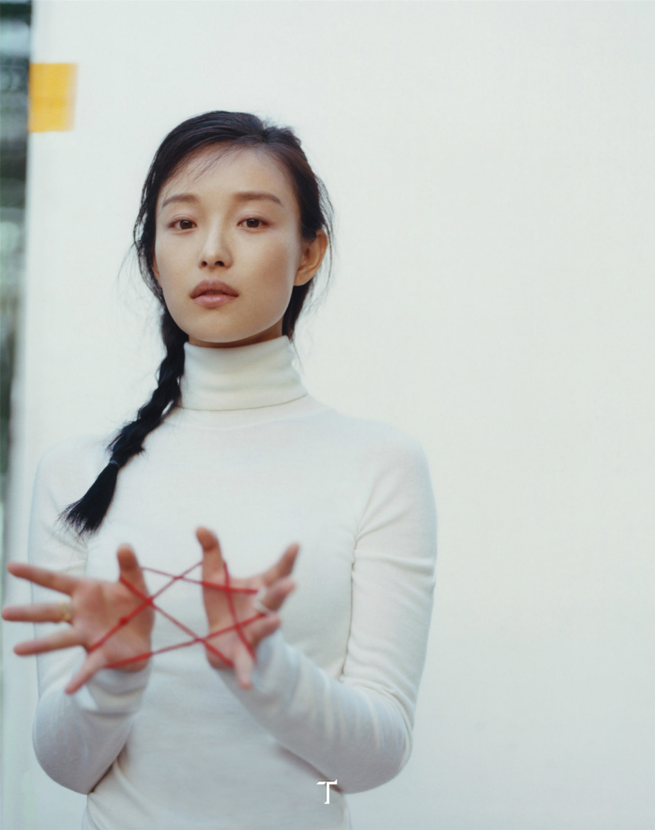 倪妮新封面艺术感爆棚 外国摄影师掌镜