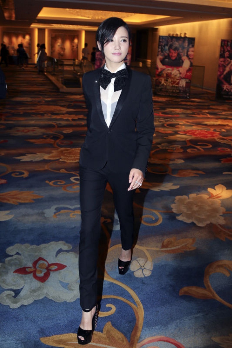《天亮之前》首映 杨子姗"西装攻"造型亮相_高清图集_新浪网