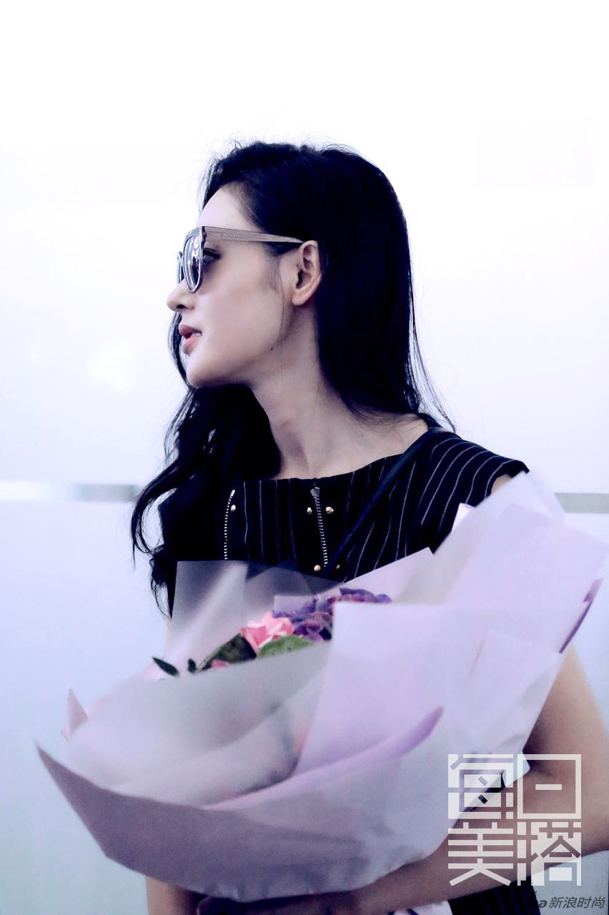 每日美搭 张天爱裙装混搭变摇滚酷女孩