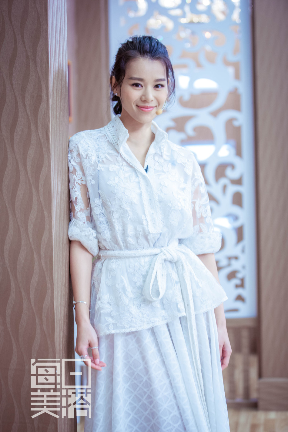 胡杏儿《跨界歌王》 清新造型重回学生时代