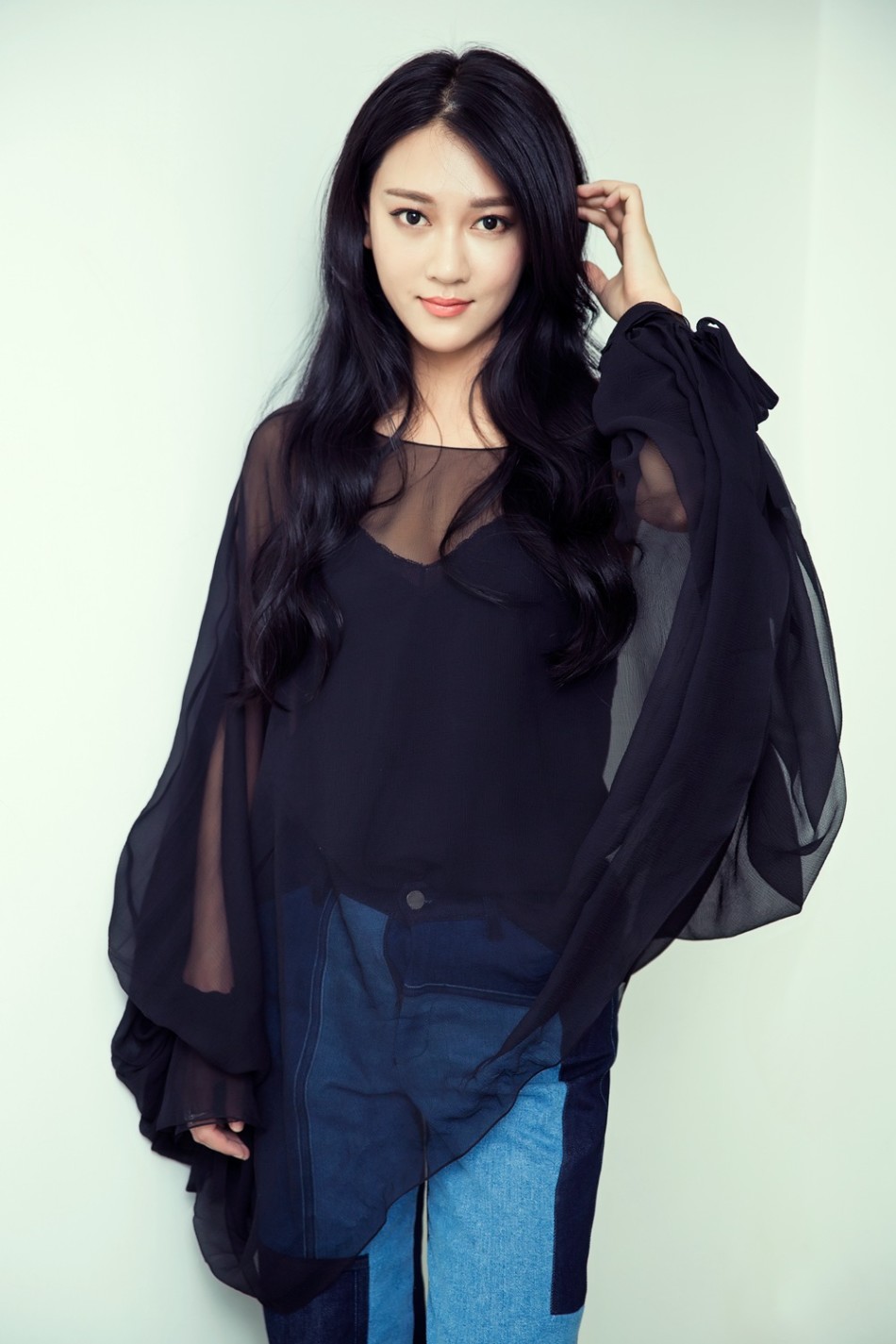 逯恣祯现身《幻城》首播晚会 黑色礼服帅气性感