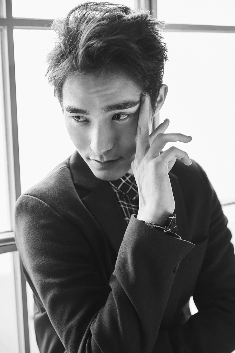 李思阳曝七夕写真黑白画风显撩人魅力