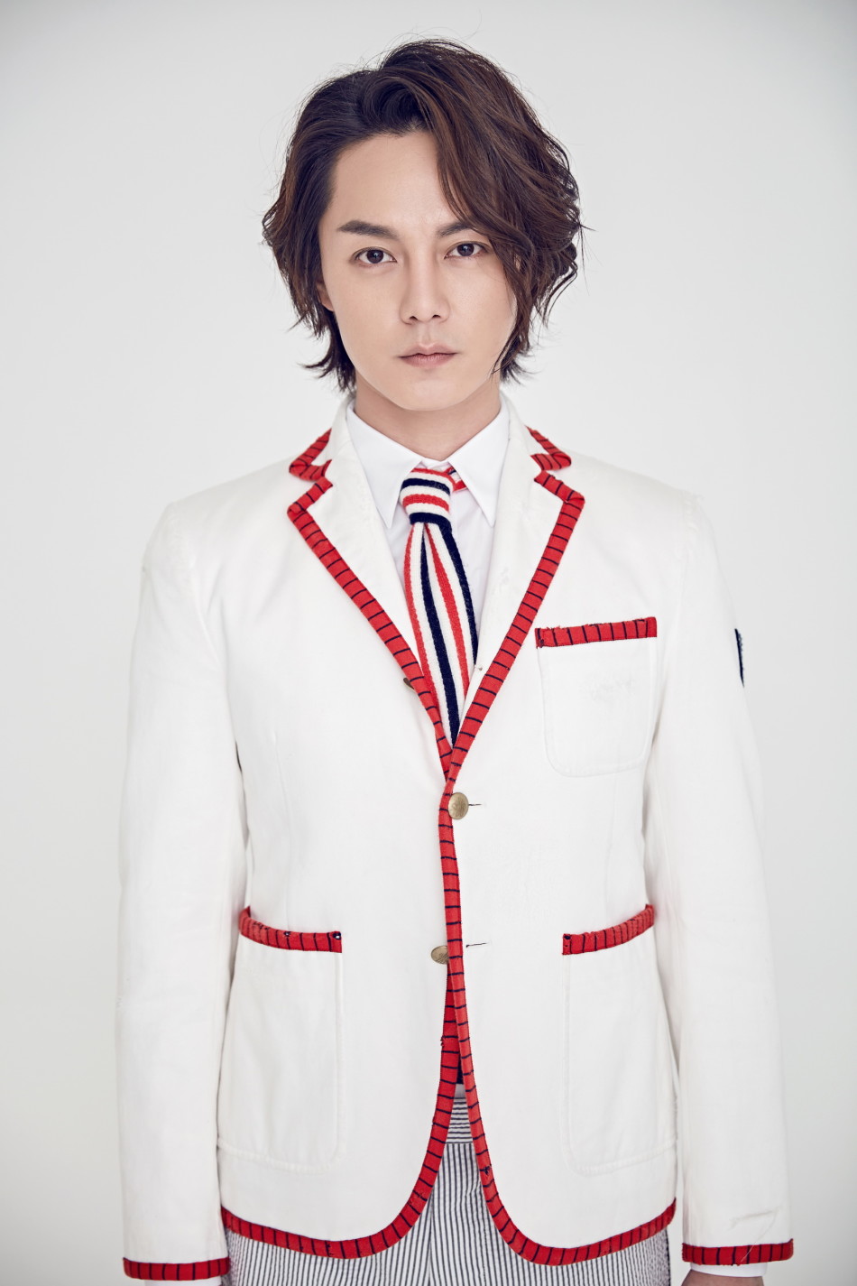 尹正帅气写真撩感来袭 学长气质完美收尾暑假