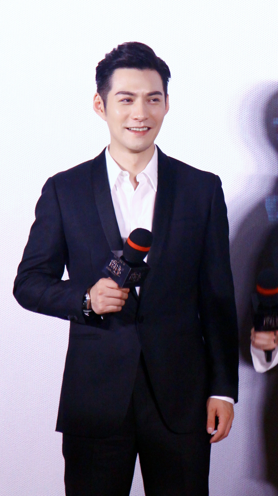 严屹宽爵迹发布会黑色礼服散发成熟魅力