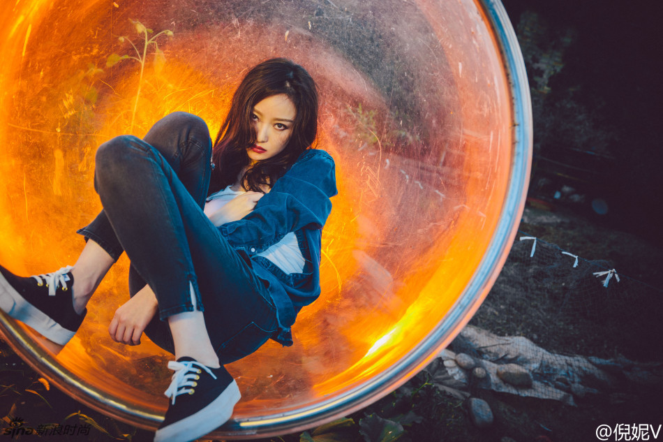 明星爱大牌:倪妮痴迷牛仔装变身街头少女