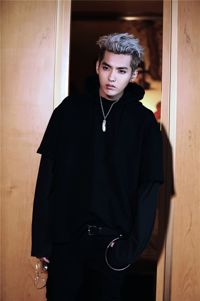 每日美搭吴亦凡卫衣混搭酷帅潮范儿