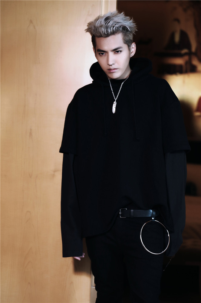 每日美搭 吴亦凡卫衣混搭酷帅潮范儿