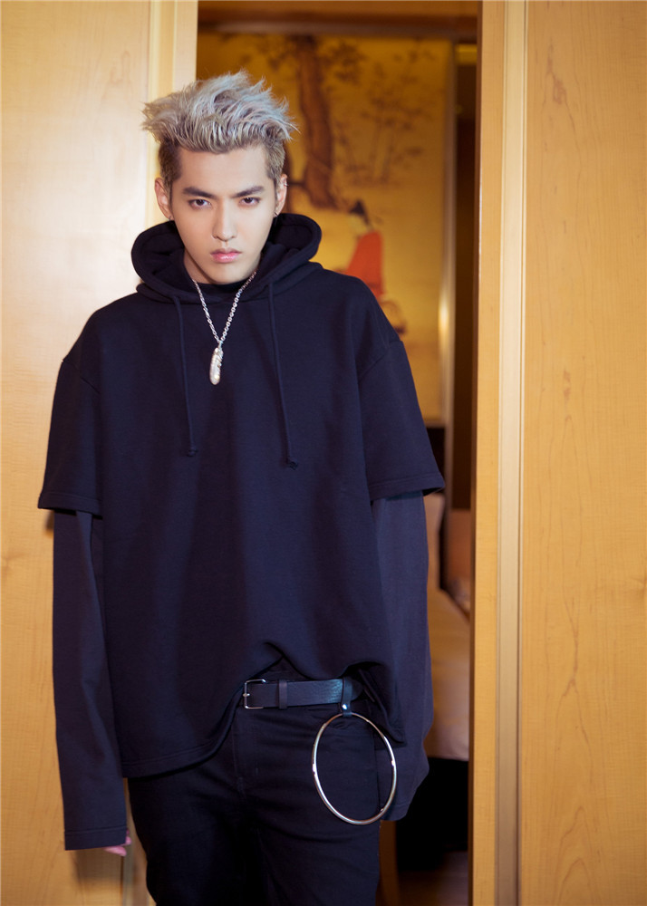 每日美搭 吴亦凡卫衣混搭酷帅潮范儿