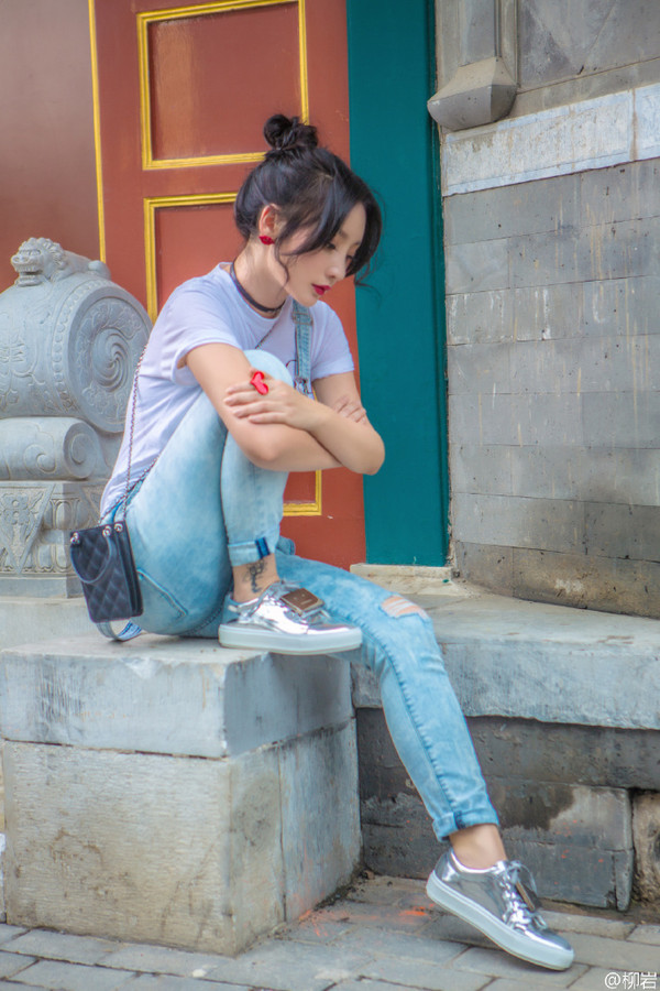 不再一味的是低胸,会过多露出肌肤的服装,t恤牛仔裤也成了日常着装中