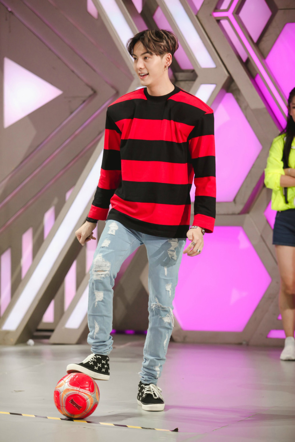 每日美搭 陈伟霆示范牛仔裤时髦潮搭