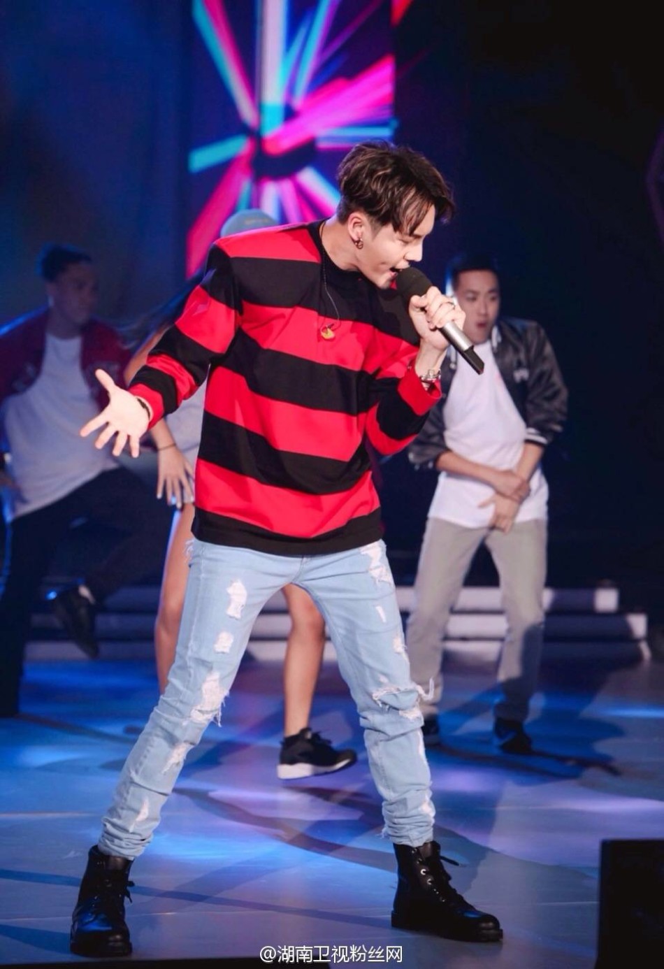 每日美搭 陈伟霆示范牛仔裤时髦潮搭