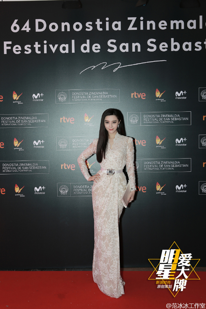 继续左滑进入下一图集 明星爱大牌:蕾丝女神范冰冰惊艳圣塞巴斯蒂安 1