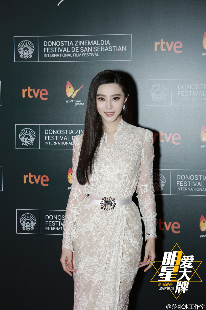 继续左滑进入下一图集 明星爱大牌:蕾丝女神范冰冰惊艳圣塞巴斯蒂安 1