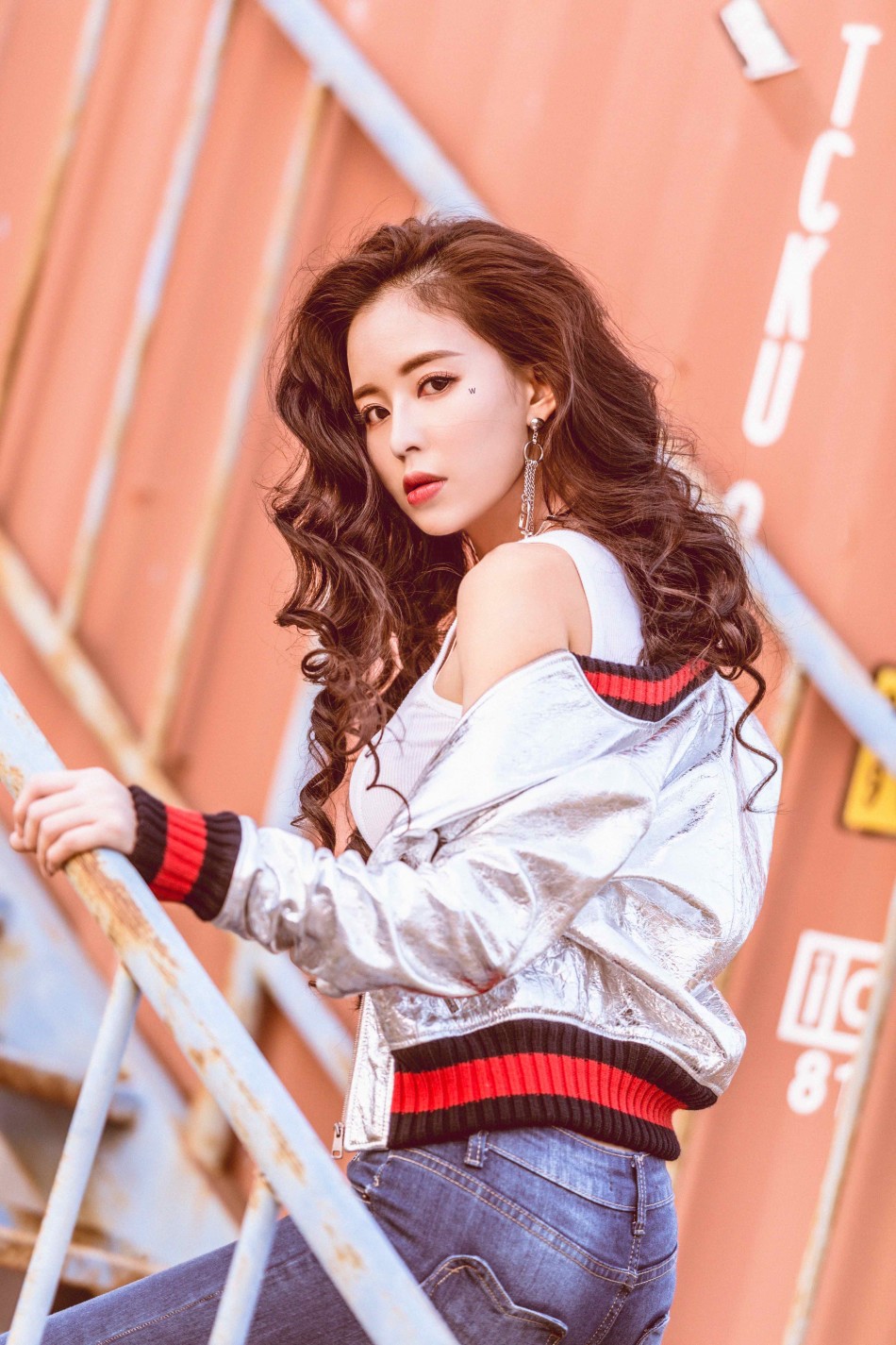 温心细腰长腿颜值逆天 长发红唇眼神魅惑