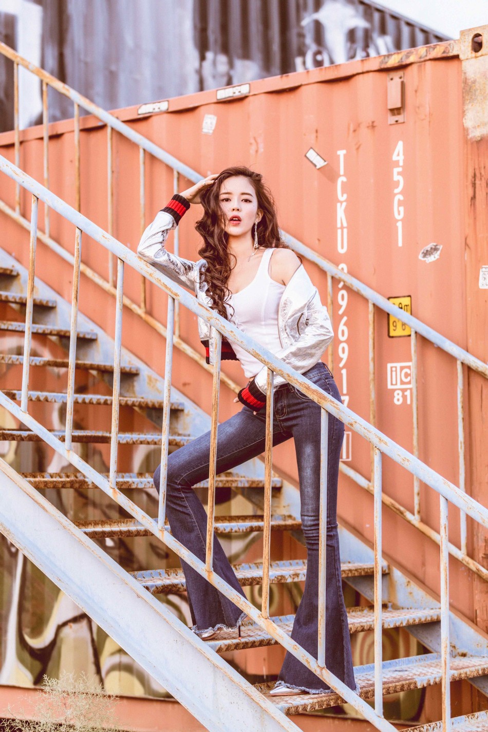 近日,温心曝光了一组街拍,画面中温心长发红唇细腰窄背,以自然的摇滚