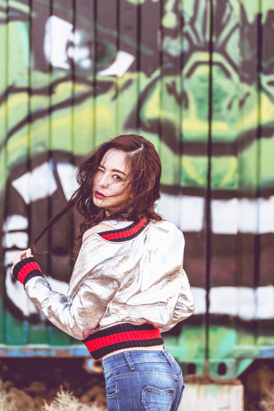 画面中温心长发红唇细腰窄背,以自然的摇滚风秋装搭配修身的牛仔长裤