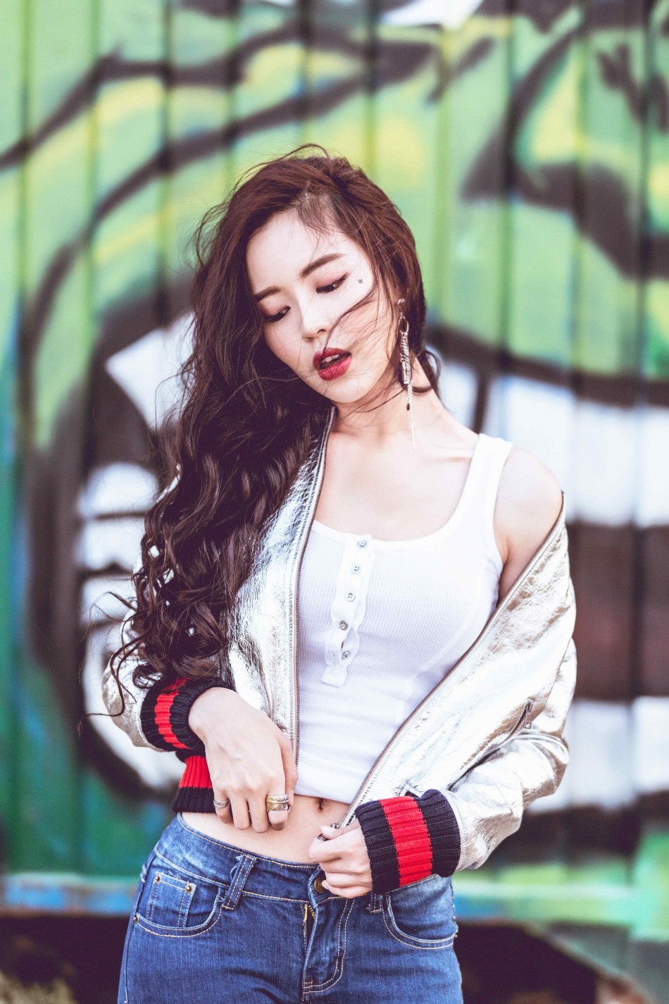 温心细腰长腿颜值逆天 长发红唇眼神魅惑