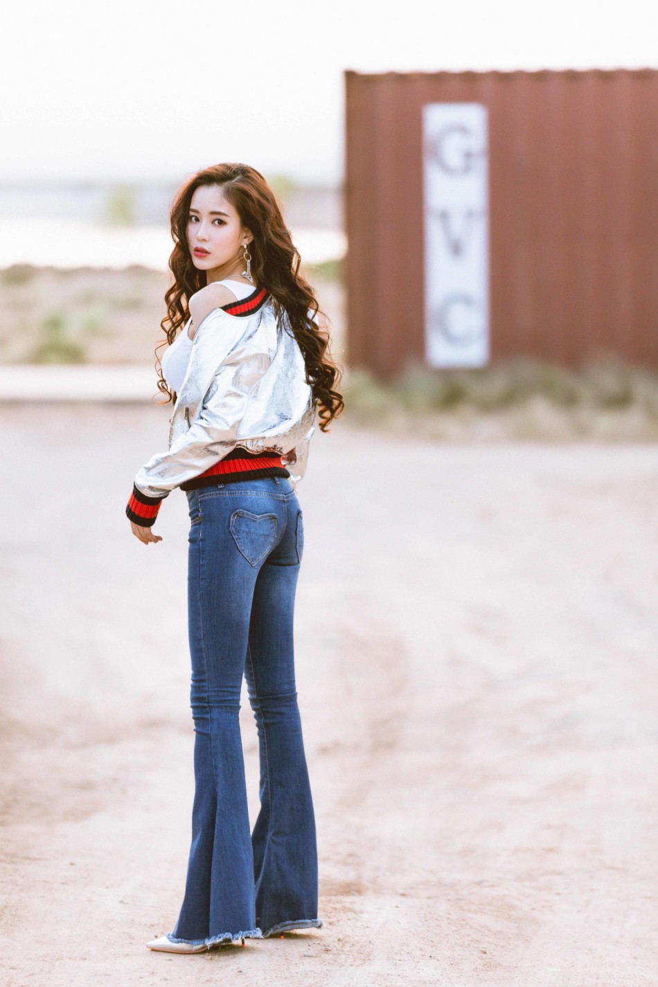 近日,温心曝光了一组街拍,画面中温心长发红唇细腰窄背,以自然的摇滚