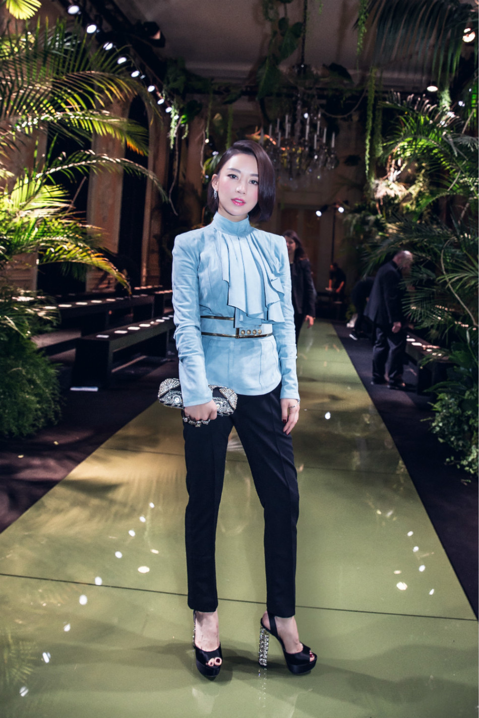 9月29日巴黎时间下午3:00,九球天后潘晓婷亮相 balmain 2017春夏巴黎