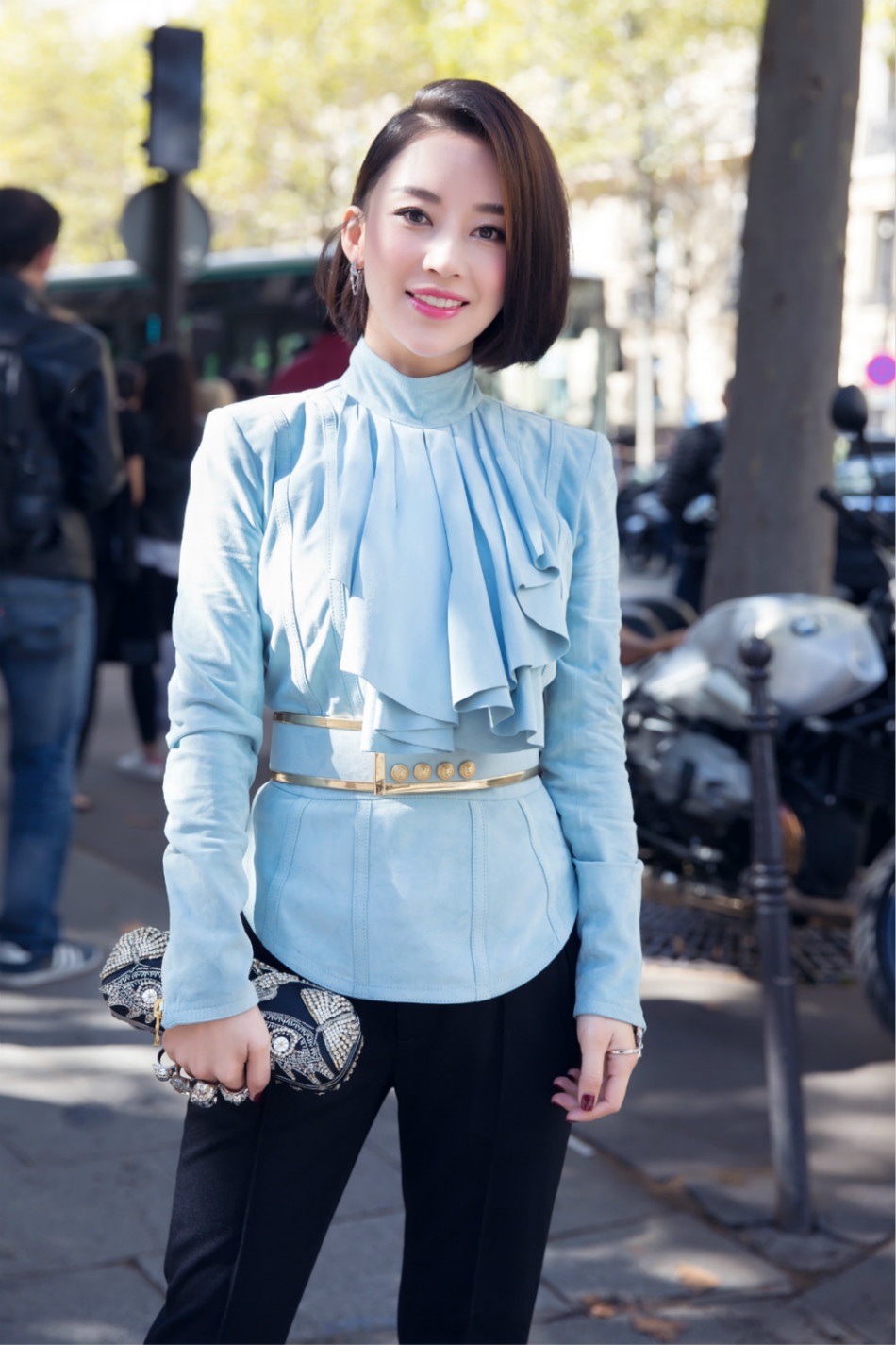 潘晓婷巴黎时装周 知性演绎 "新法式风格"