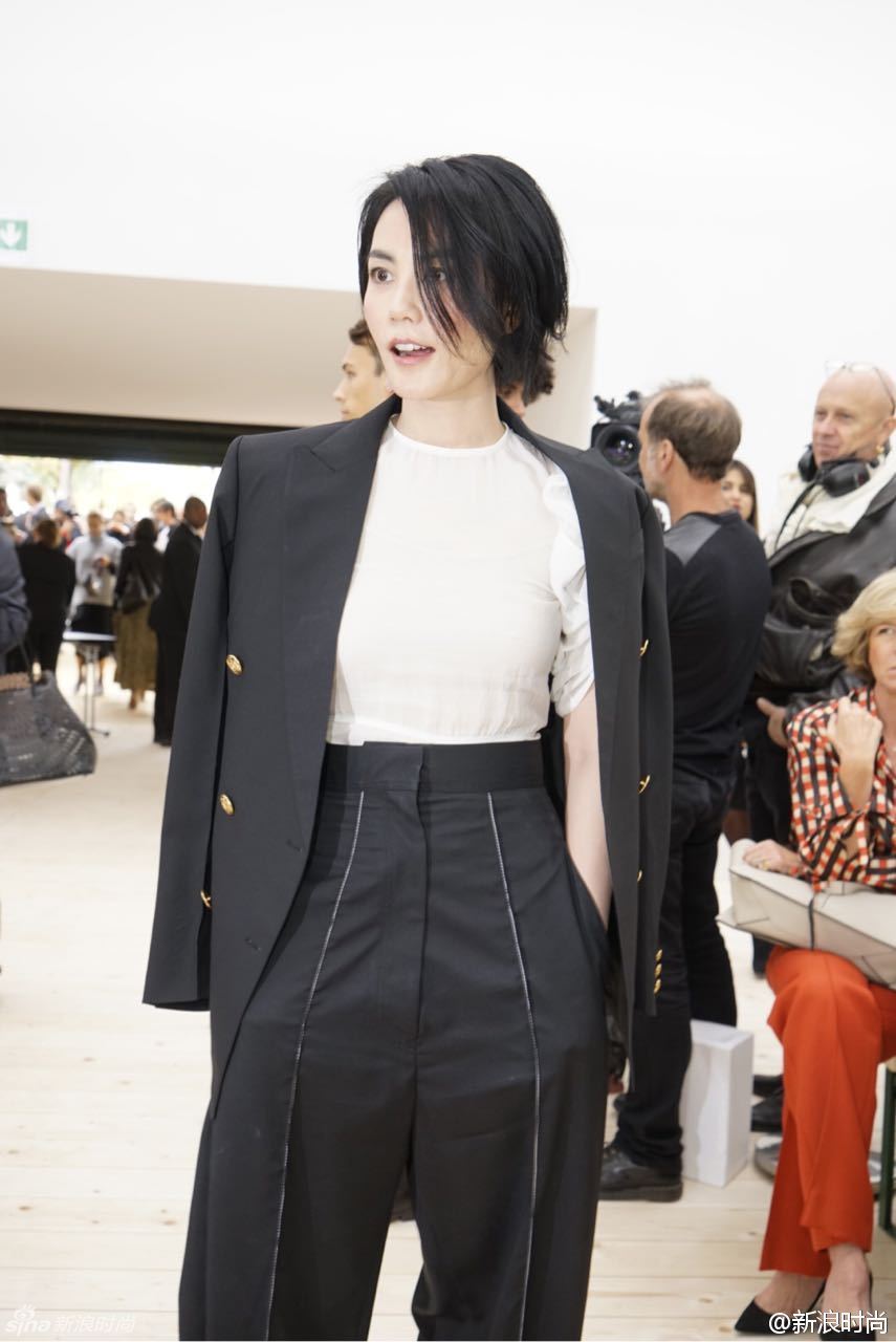 王菲西装造型亮相celine秀场 夸张耳饰抢镜