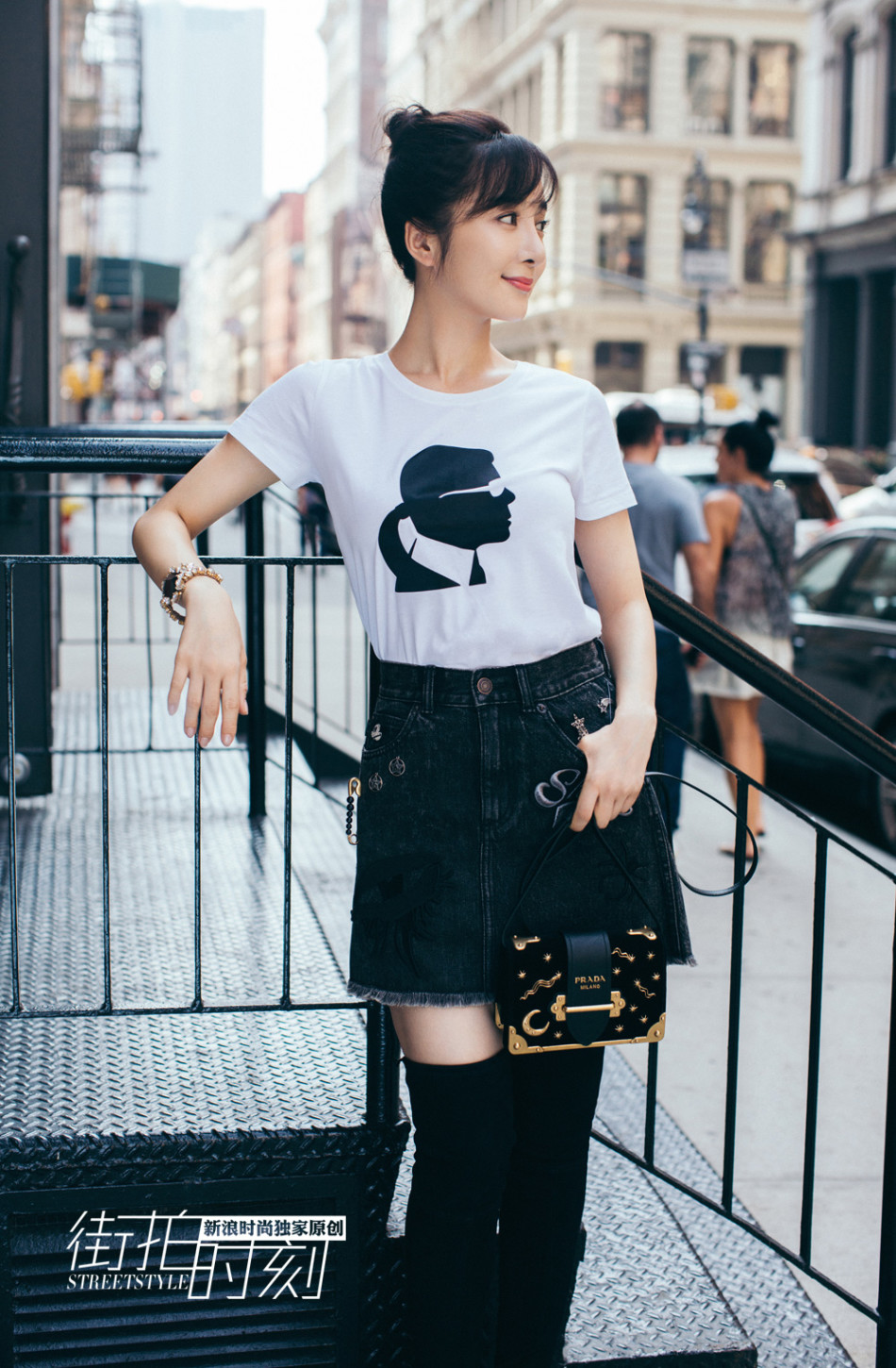 街拍时刻 李依晓简约黑白装游走纽约街头