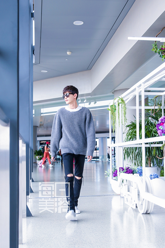 每日美搭 张翰毛衣配破洞裤简约随性