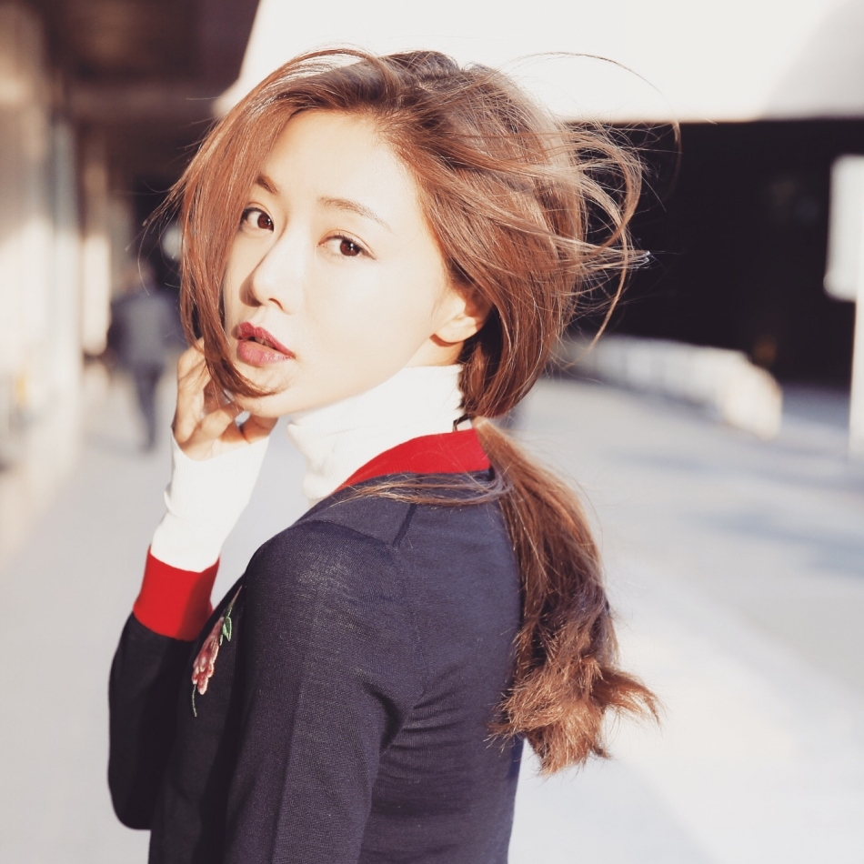 邓家佳曝秋日街拍大片 笑容明媚展多重活力