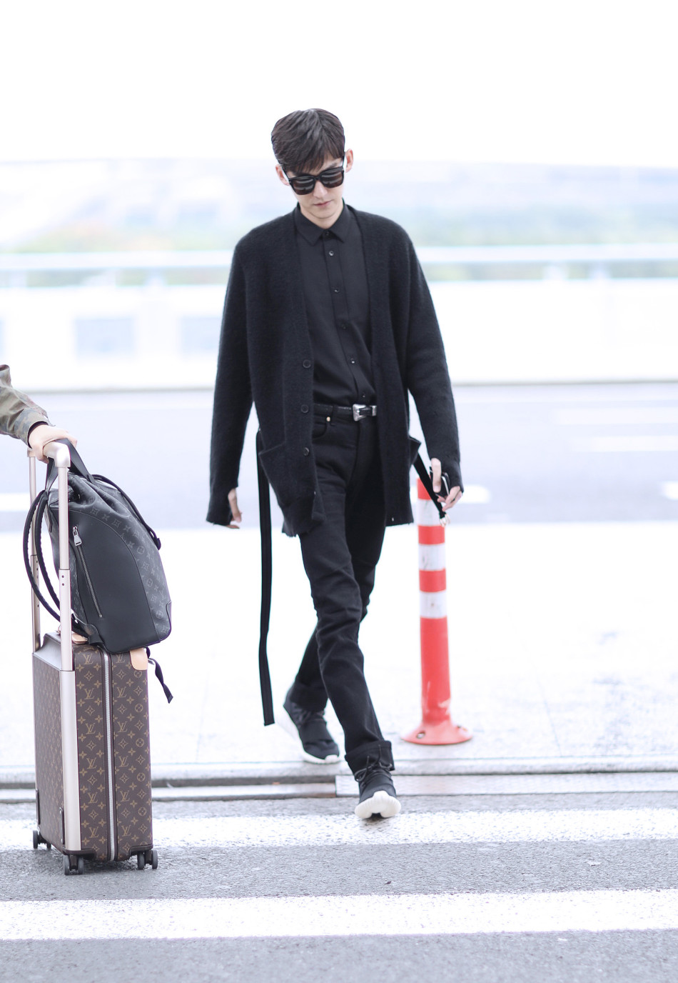 张翰亮相机场 全黑造型酷帅吸睛