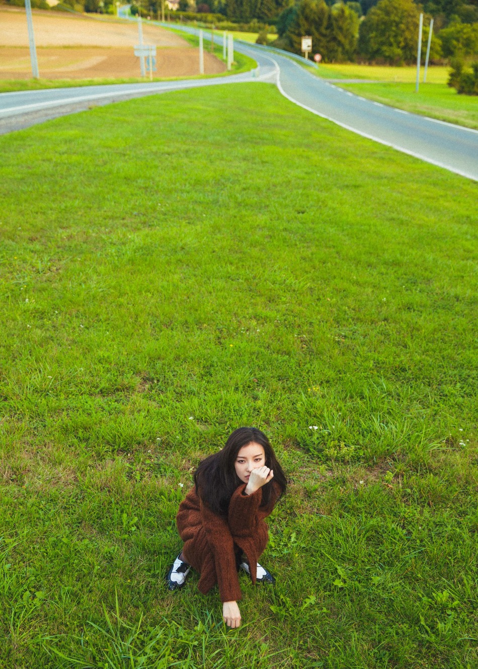 雾霾天看蓝天洗洗眼 倪妮巴黎小镇潇洒走一回