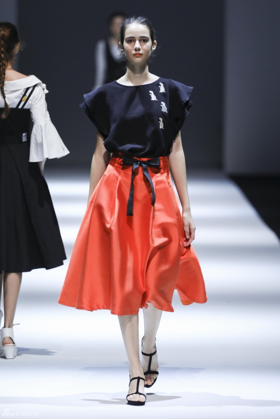 服装运用了许多冲突元素,手工钉珠和军装结构,户外面料和真丝混纺