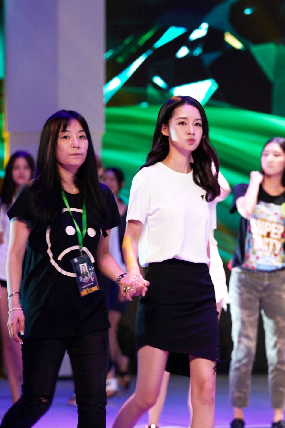 1 / 7 10月23日晚,李沁以助力女神身份亮相大型综艺节目《我的新衣》