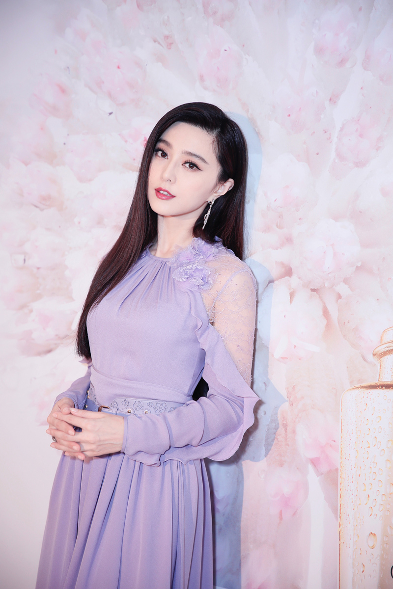 列表查看 大图 全屏观看 1 / 7 日前,范冰冰身着elie saab 2017早春