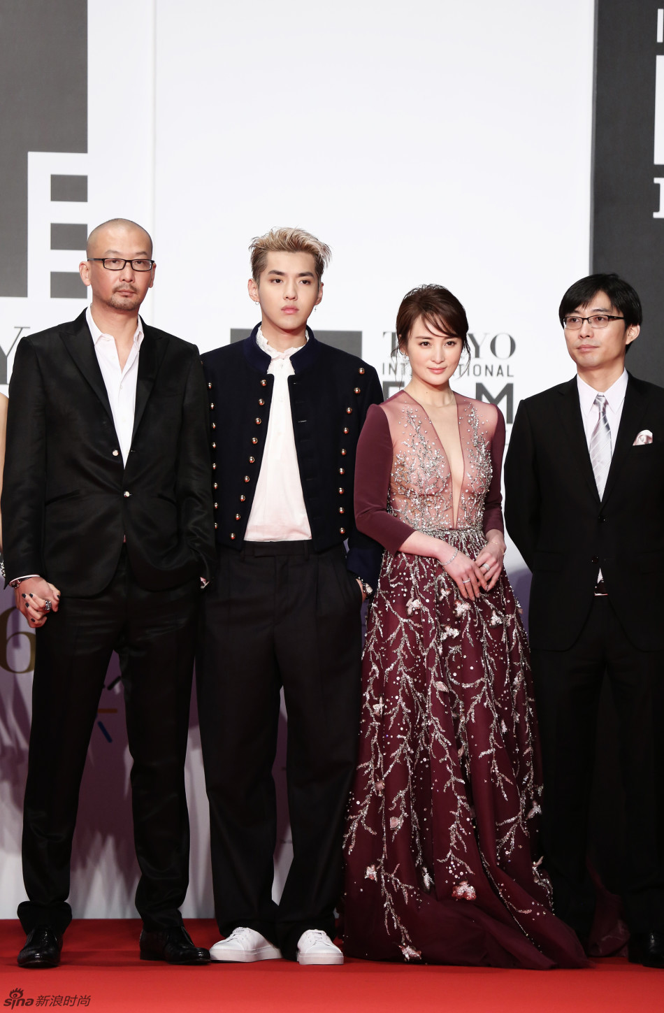 明星爱大牌吴亦凡亮相东京上演制服诱惑