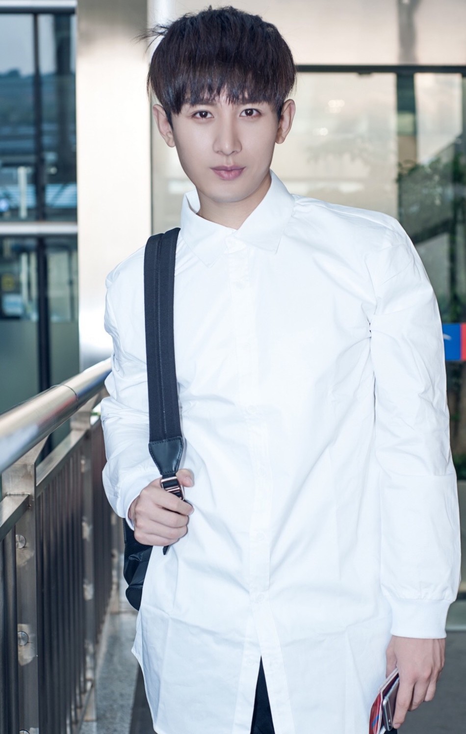 成毅衣袂纯白俨然无暇少年 电眼咬唇魅力十足_高清图集_新浪网