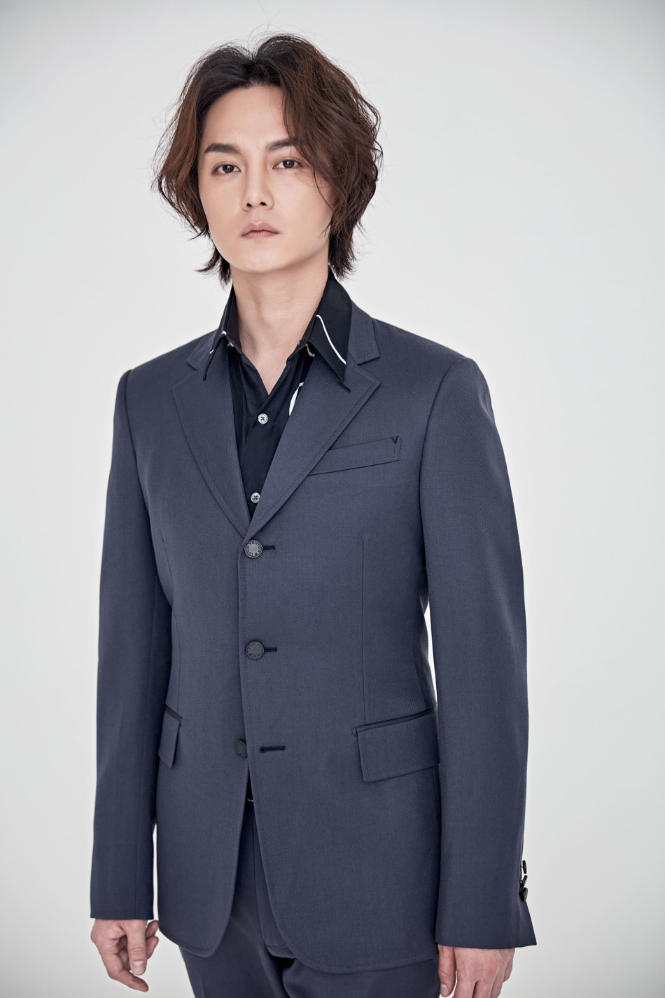 尹正西装大片抢眼曝光 日系型男style炸裂_高清图集_新浪网