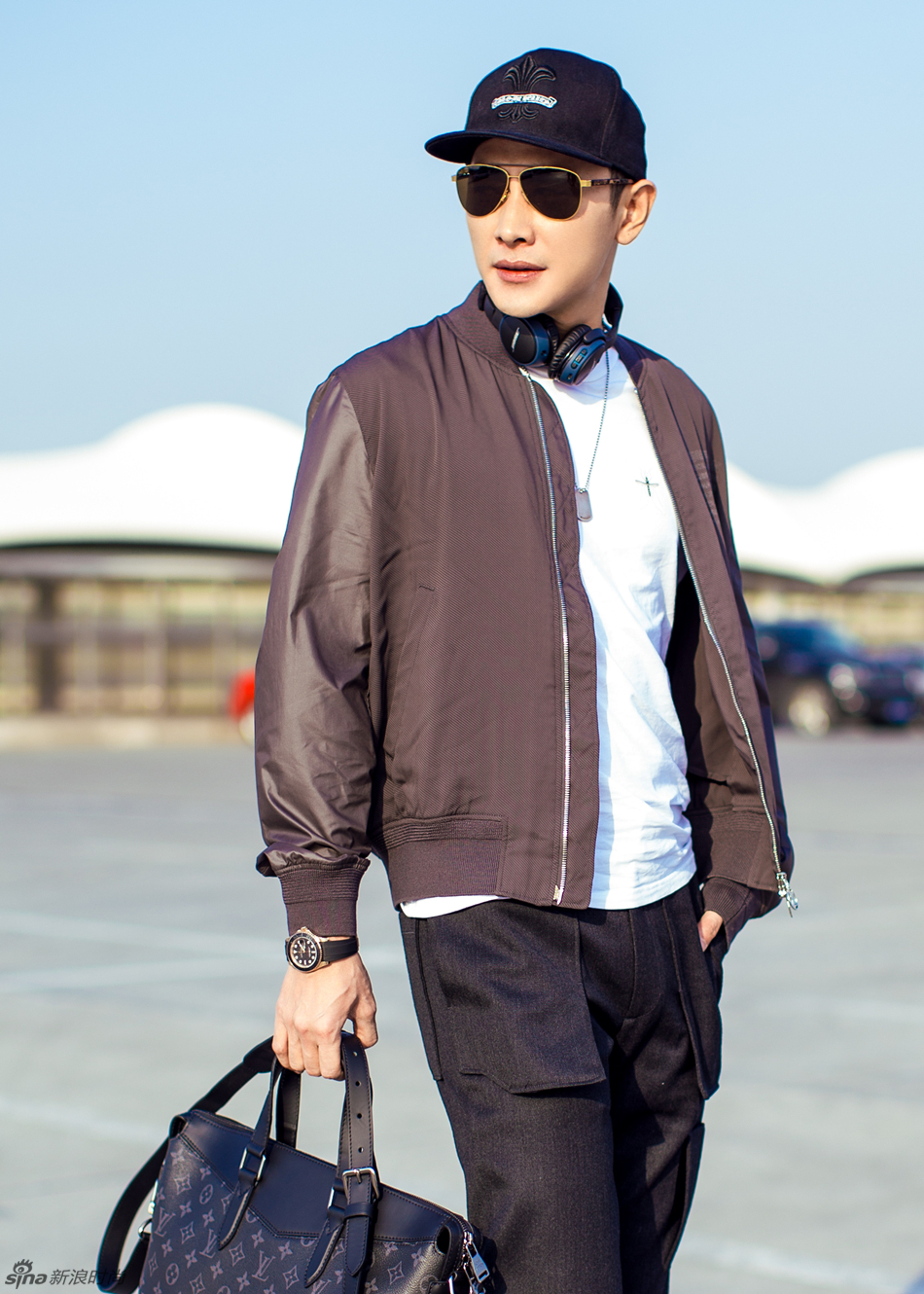 近日,罗晋潮装现身机场,身穿时下最in的飞行夹克搭配白t,手提皮质旅行