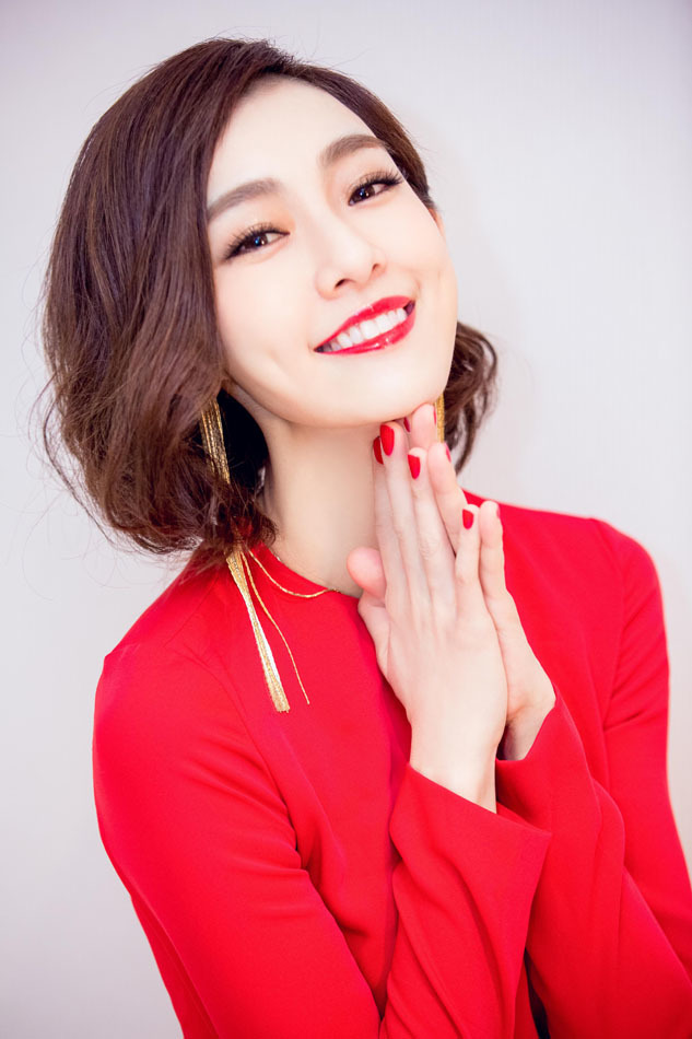 范玮琪性感红裙现身嗨唱 分享时尚辣妈心得